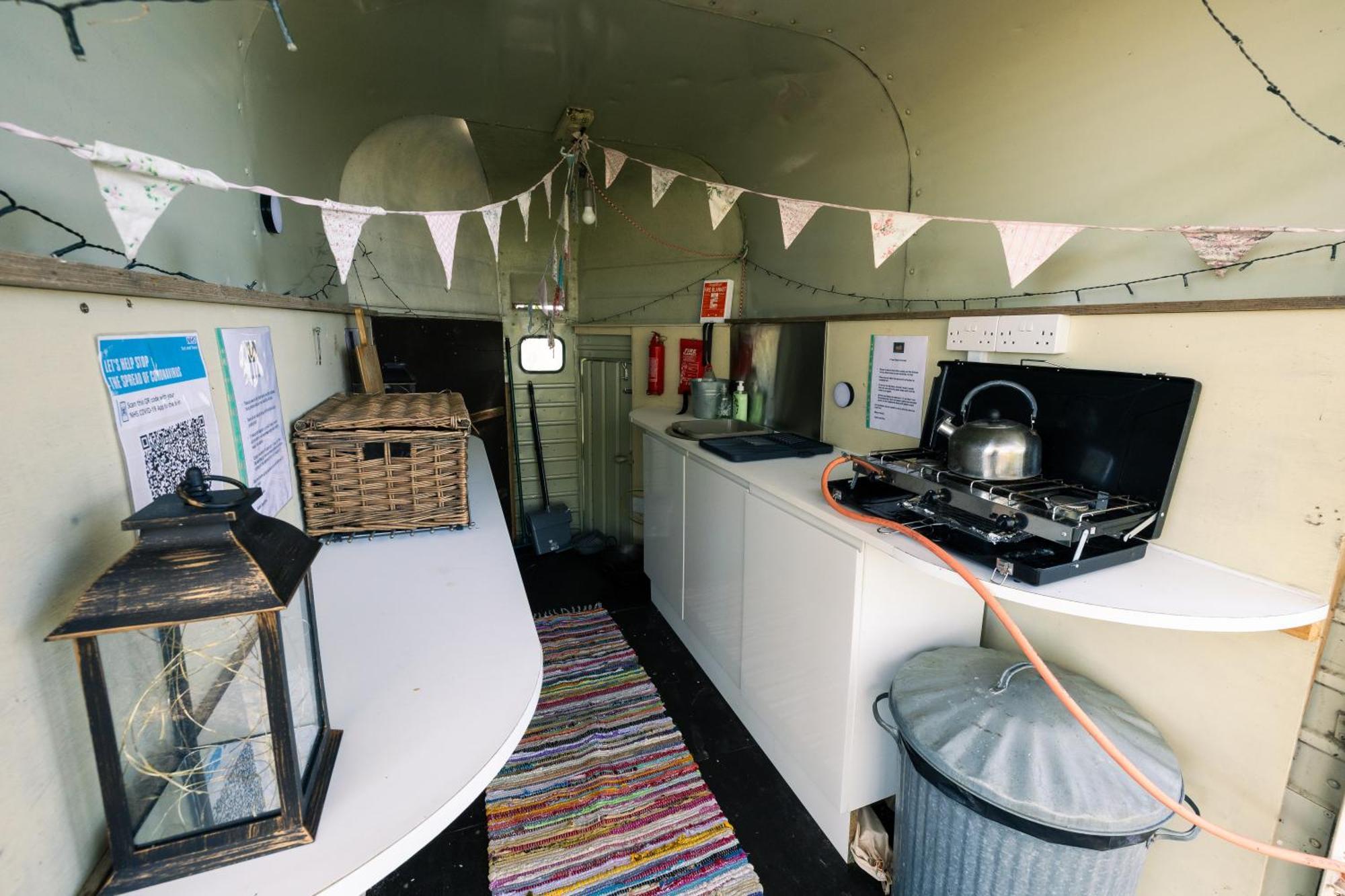Luxury tent The Warren, Hot Tub And Wood Burning Stove